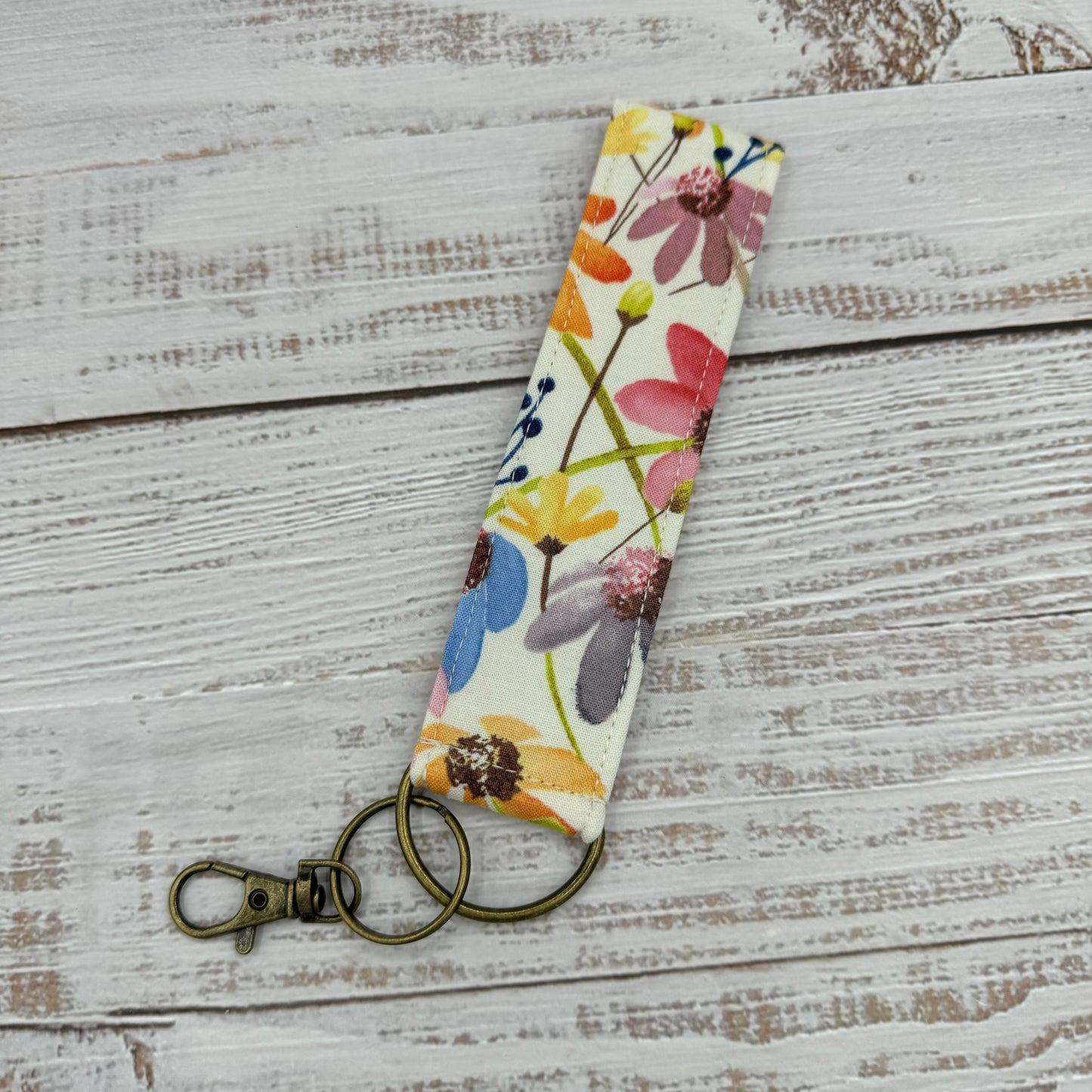 Watercolor Daisies - Wristlet Keychain